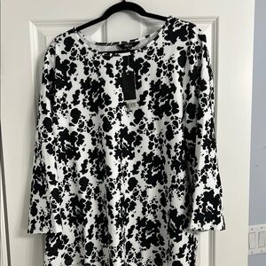 Slim factor by Investments Black and White Patterned top